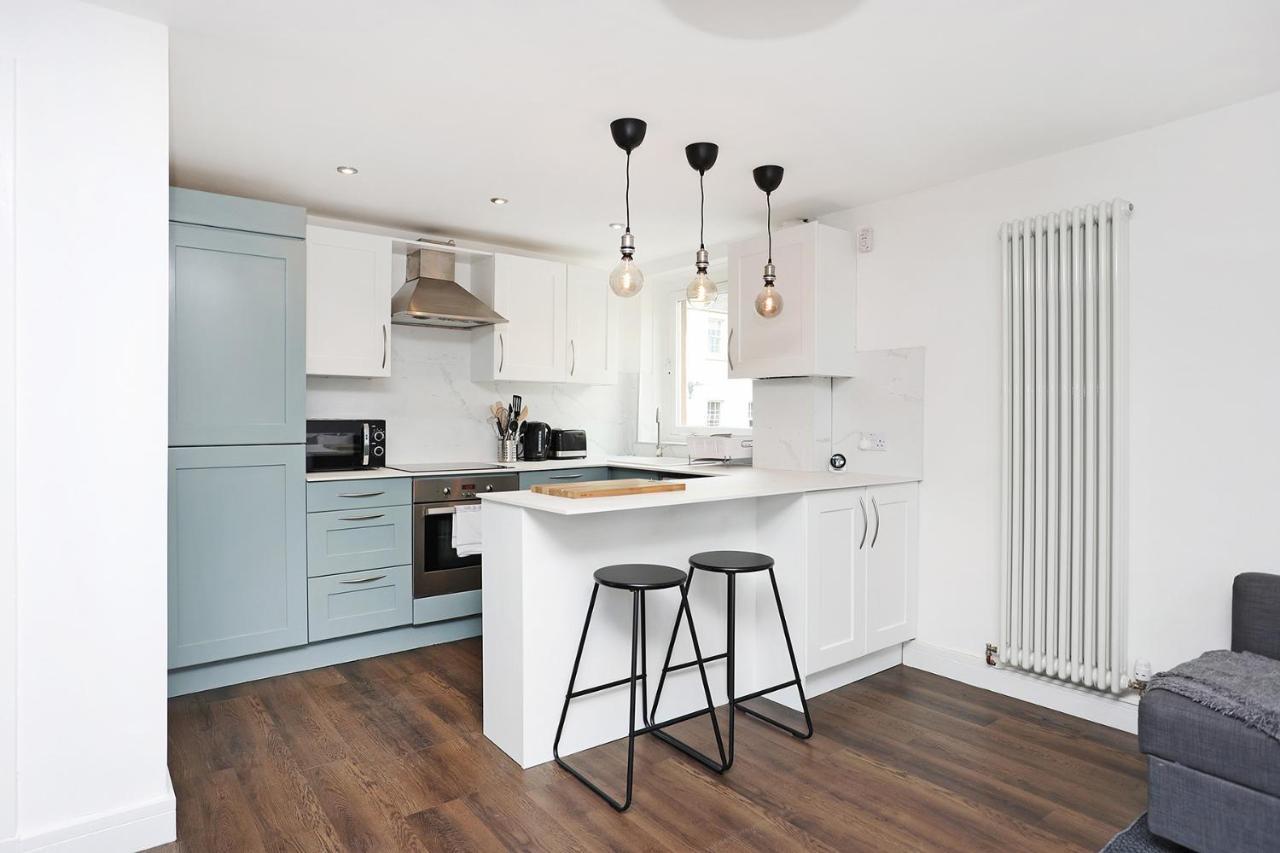 Joivy Contemporary Royal Mile Apartment With Balcony Edinburgh Bagian luar foto