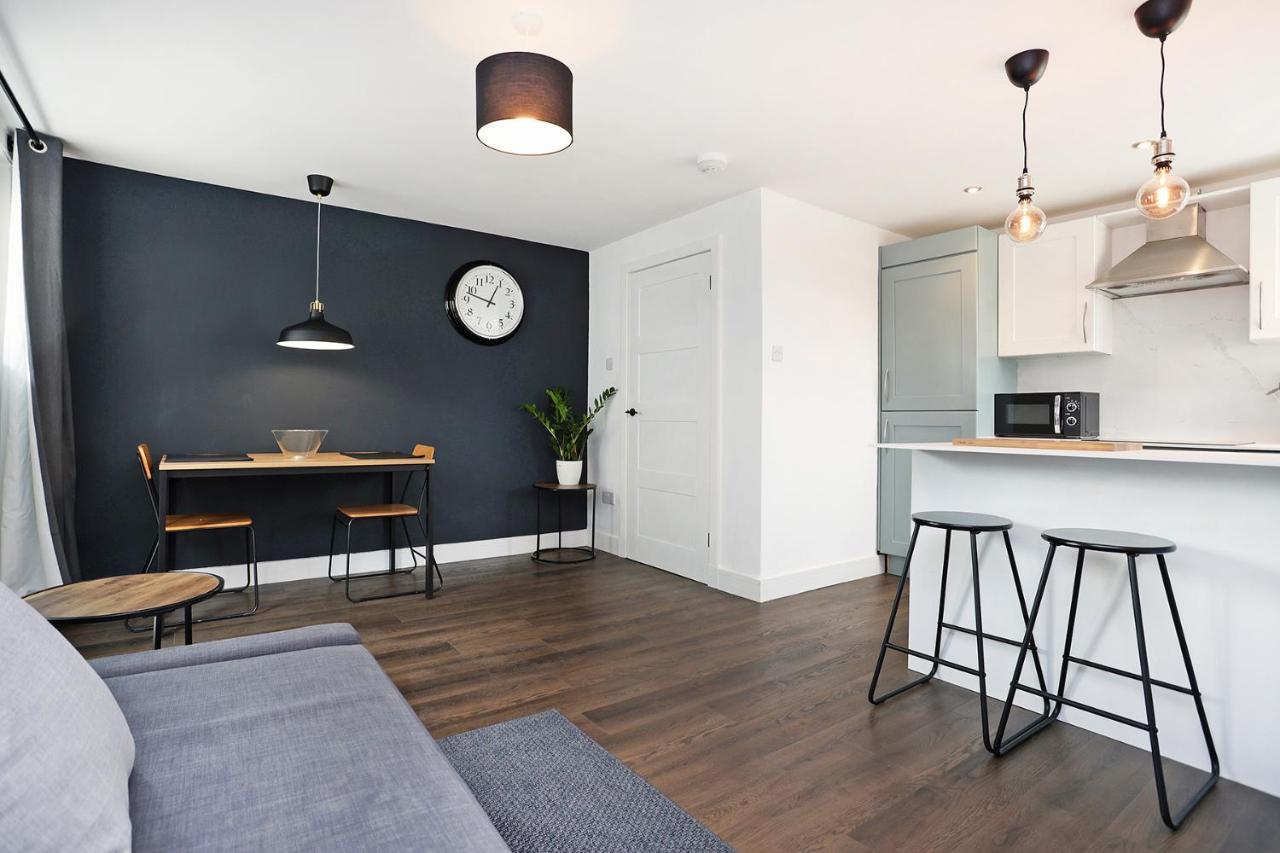 Joivy Contemporary Royal Mile Apartment With Balcony Edinburgh Bagian luar foto