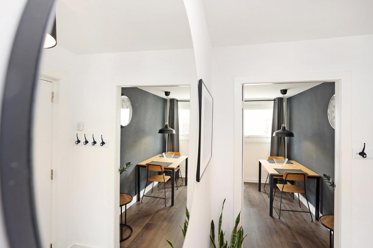 Joivy Contemporary Royal Mile Apartment With Balcony Edinburgh Bagian luar foto