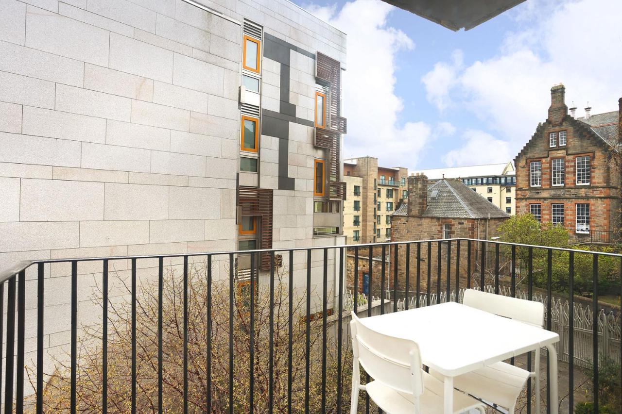 Joivy Contemporary Royal Mile Apartment With Balcony Edinburgh Bagian luar foto