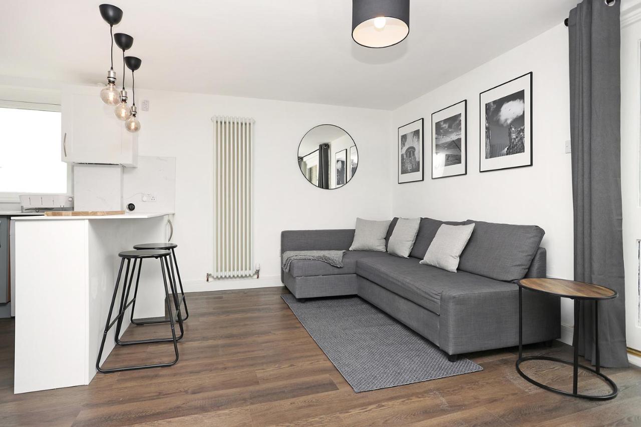 Joivy Contemporary Royal Mile Apartment With Balcony Edinburgh Bagian luar foto