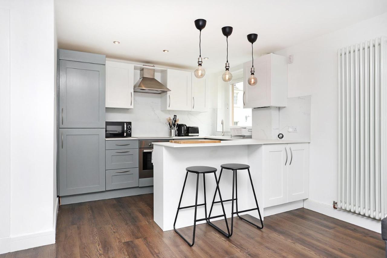 Joivy Contemporary Royal Mile Apartment With Balcony Edinburgh Bagian luar foto