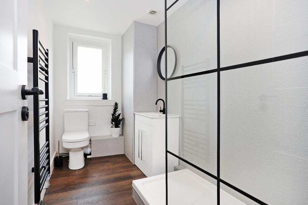 Joivy Contemporary Royal Mile Apartment With Balcony Edinburgh Bagian luar foto