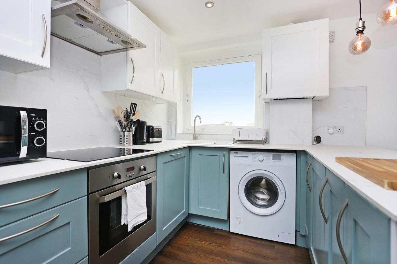 Joivy Contemporary Royal Mile Apartment With Balcony Edinburgh Bagian luar foto