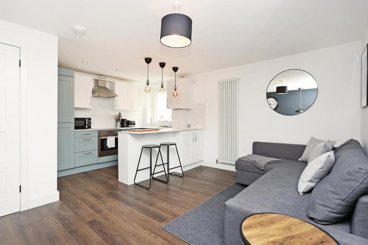 Joivy Contemporary Royal Mile Apartment With Balcony Edinburgh Bagian luar foto
