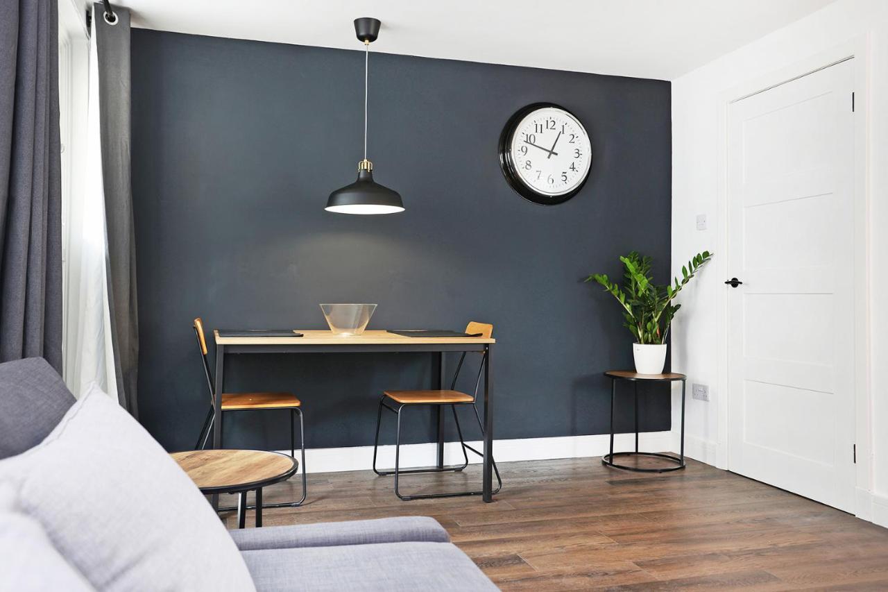 Joivy Contemporary Royal Mile Apartment With Balcony Edinburgh Bagian luar foto