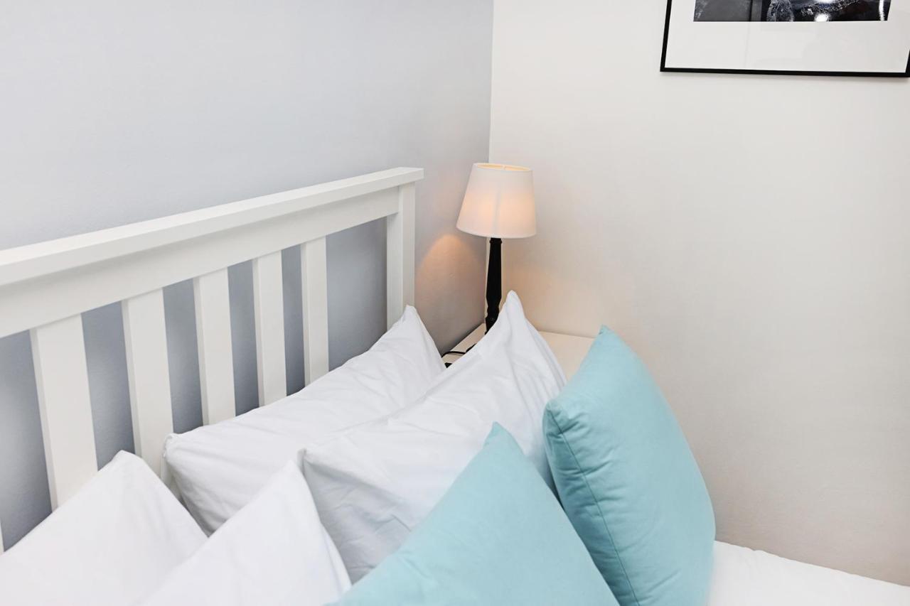 Joivy Contemporary Royal Mile Apartment With Balcony Edinburgh Bagian luar foto