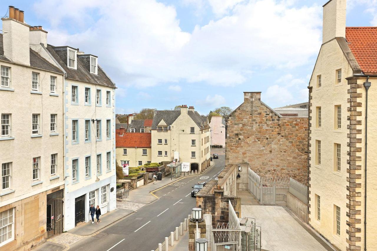 Joivy Contemporary Royal Mile Apartment With Balcony Edinburgh Bagian luar foto