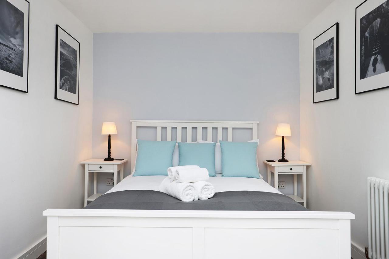 Joivy Contemporary Royal Mile Apartment With Balcony Edinburgh Bagian luar foto
