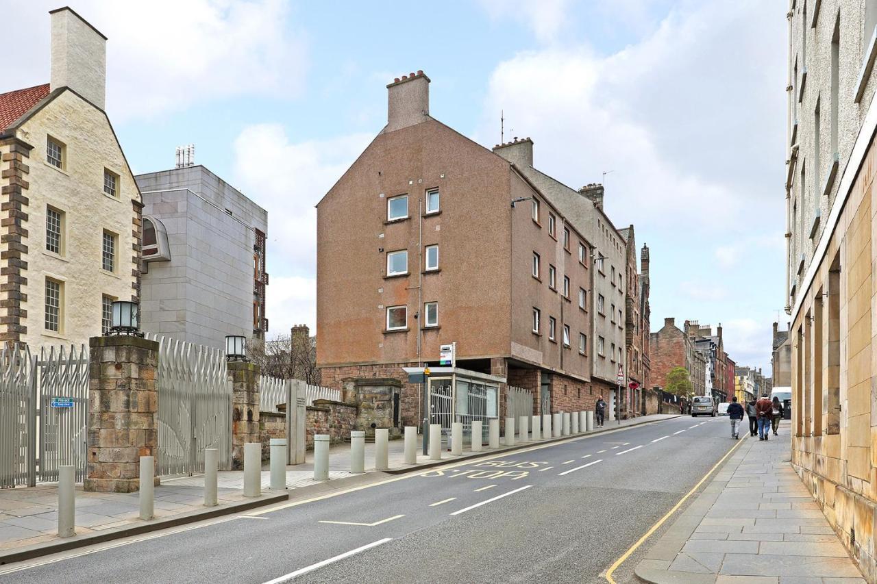 Joivy Contemporary Royal Mile Apartment With Balcony Edinburgh Bagian luar foto