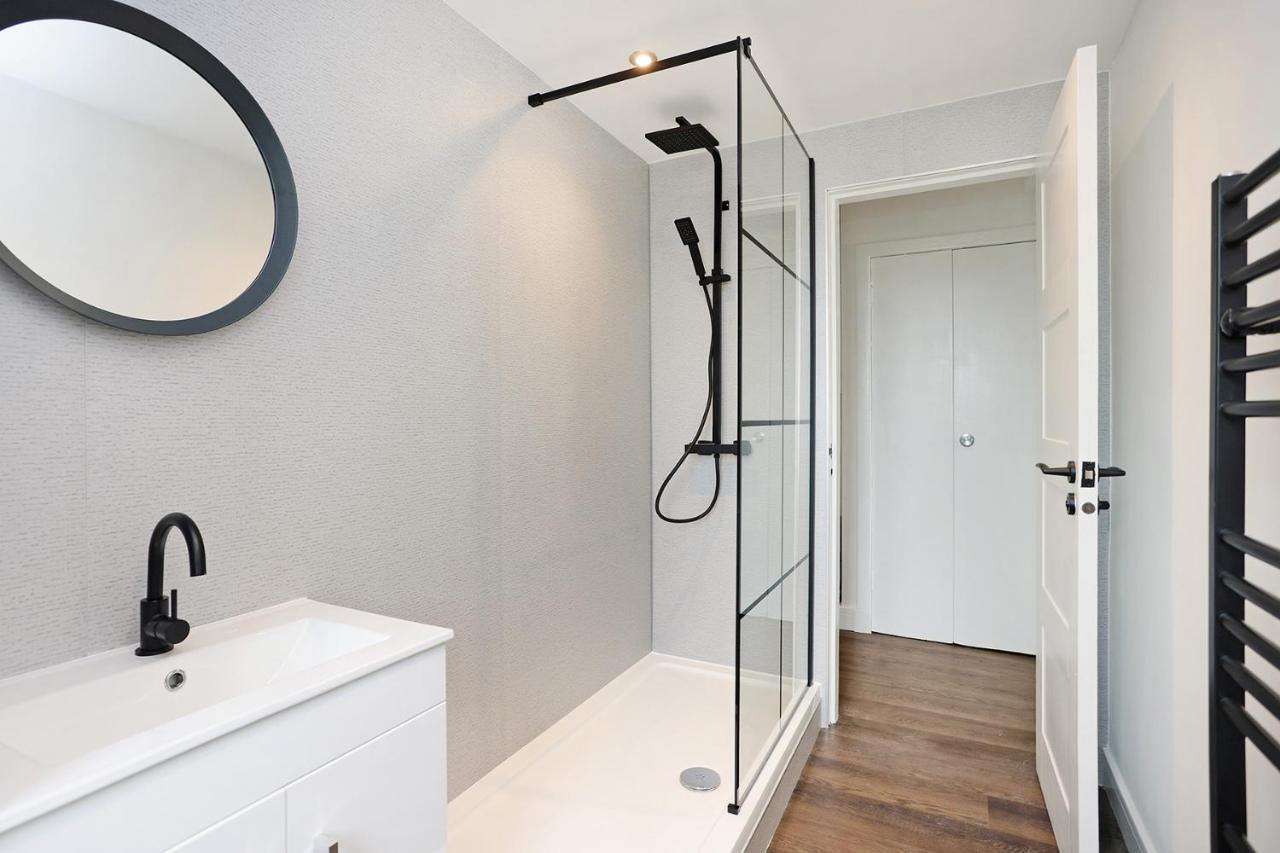 Joivy Contemporary Royal Mile Apartment With Balcony Edinburgh Bagian luar foto