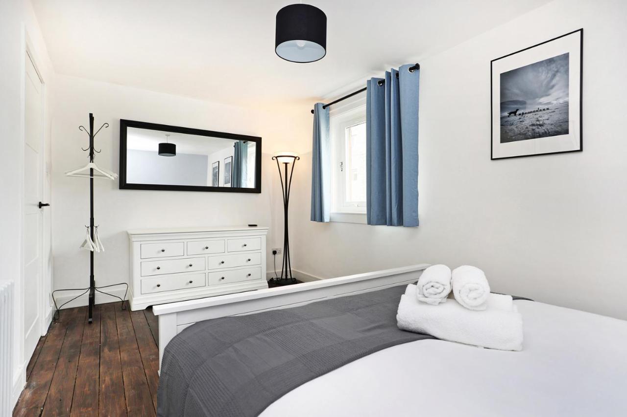 Joivy Contemporary Royal Mile Apartment With Balcony Edinburgh Bagian luar foto