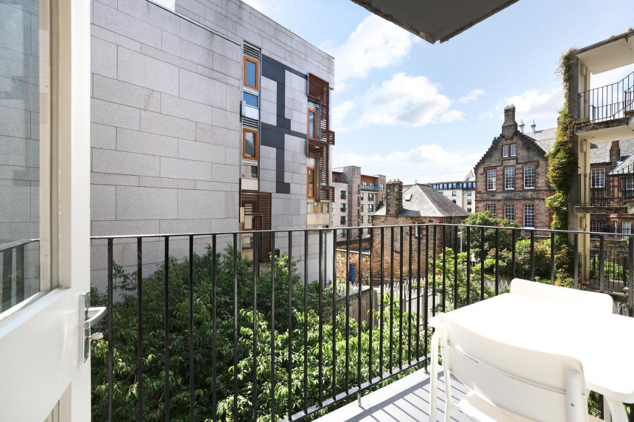 Joivy Contemporary Royal Mile Apartment With Balcony Edinburgh Bagian luar foto