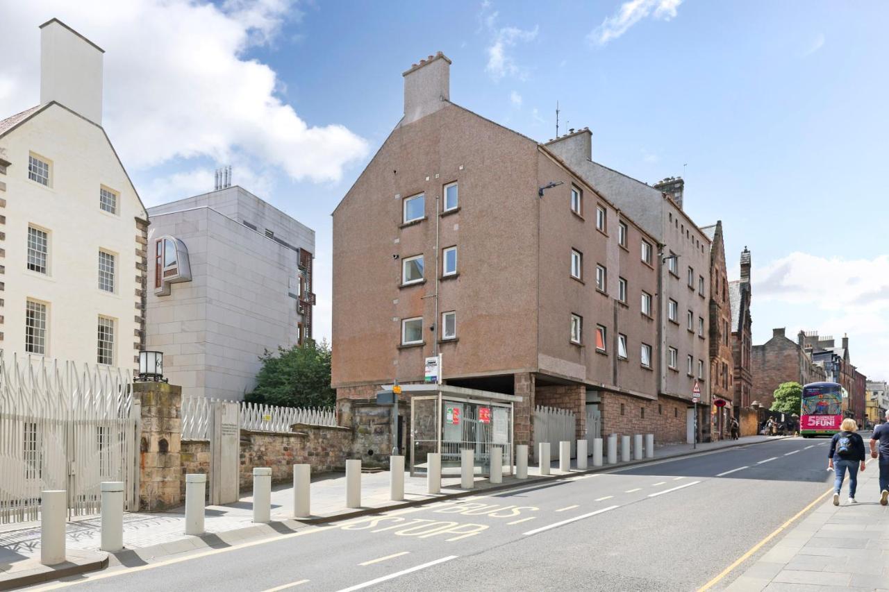 Joivy Contemporary Royal Mile Apartment With Balcony Edinburgh Bagian luar foto