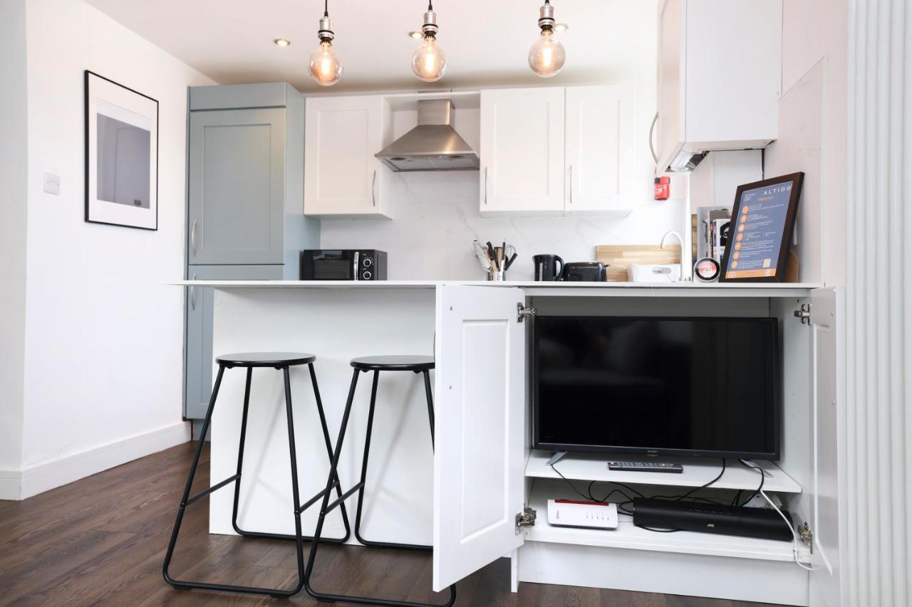 Joivy Contemporary Royal Mile Apartment With Balcony Edinburgh Bagian luar foto